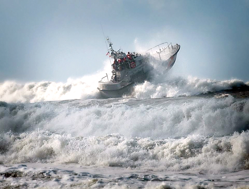 Управление штормом. Море немного штормит. Буря на море. Норвежское море в шторм. Море в шторм с ураганом.